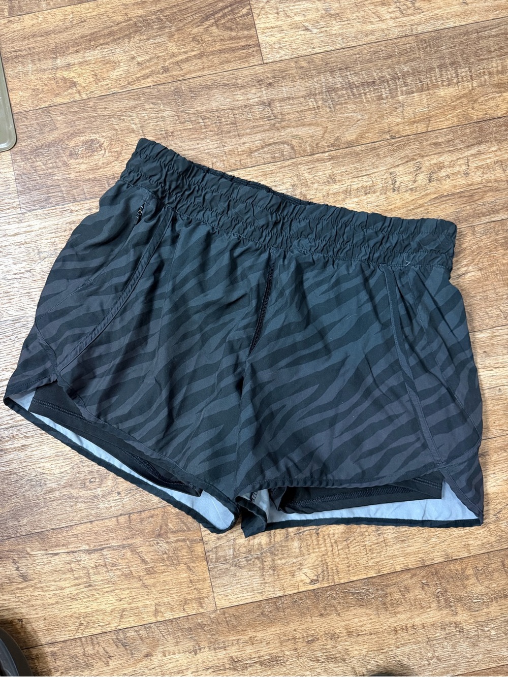 Avia Black Gray Tiger Striped Running Shorts size L (12/14)